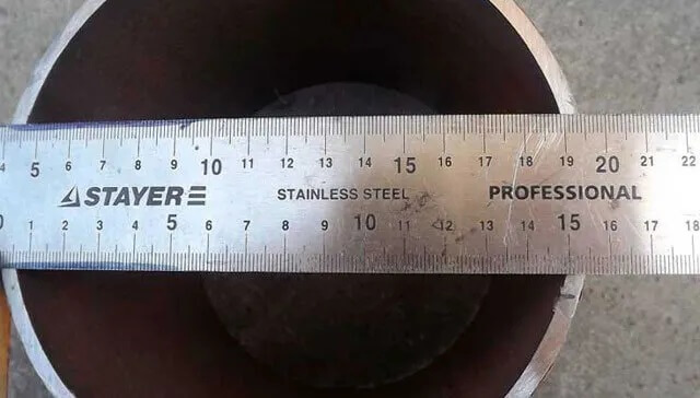 Измерение диаметра трубы при помощи линейки или рулетки