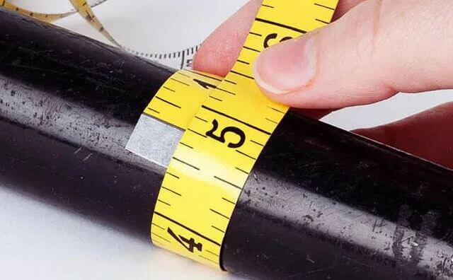 Измерение диаметра трубы при помощи измерительной ленты