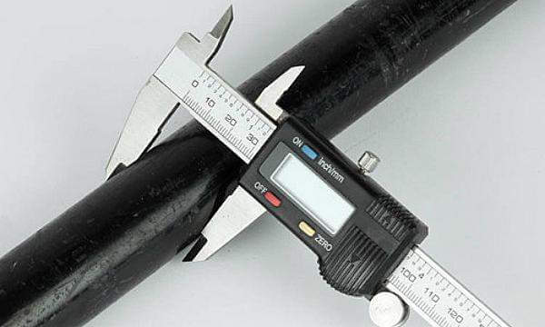 Измерение диаметра трубы при помощи штангенциркуля
